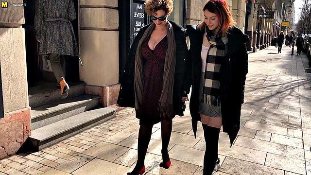 зрелая Merce трахается с лесбиянкой на страпоне