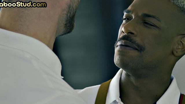 странный качок ловит черный член на глазах у сводного брата