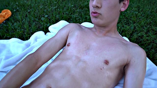 тони ловелокс дрочит свой здоровый член на закате