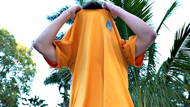 тони ловелокс дрочит свой здоровый член на закате