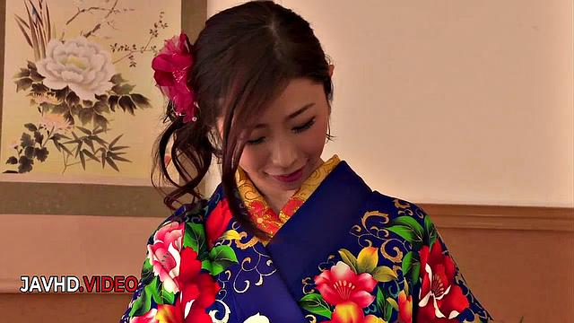 Passionate JAV Star in Kimono Gives Seductive Blow Job