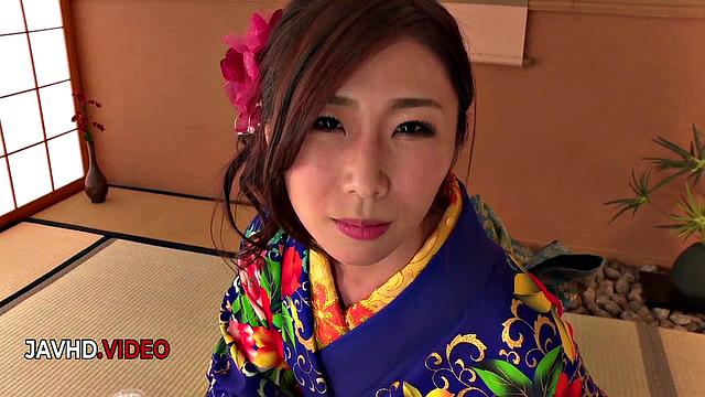 Passionate JAV Star in Kimono Gives Seductive Blow Job