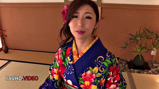 Passionate JAV Star in Kimono Gives Seductive Blow Job