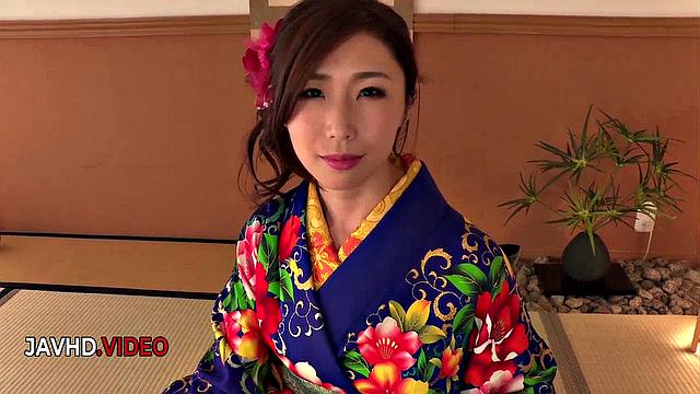 Passionate JAV Star in Kimono Gives Seductive Blow Job