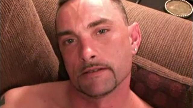 рик дрочит рабочему, чтобы смена запомнилась