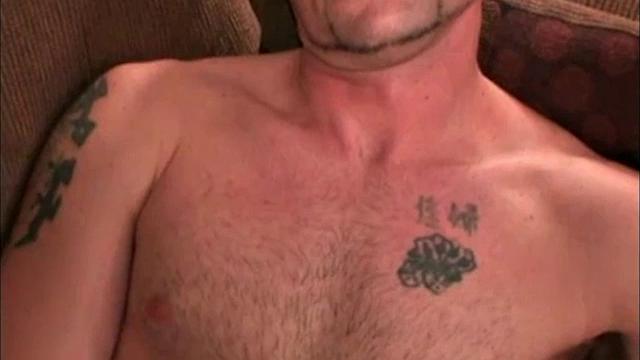 рик дрочит рабочему, чтобы смена запомнилась