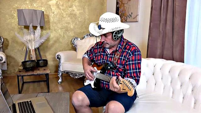 дикая траха с реальным рокером старой закалки