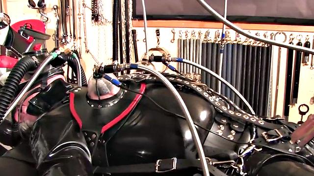 госпожа в коже унижает маленький член своего раба