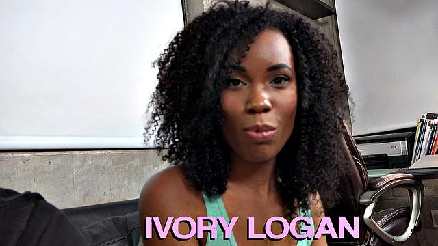 Сочная черная красотка с натуральной грудью жарко трахается в первом видео