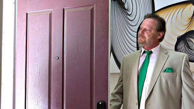 реаган фокс трахает на диване, трогает большие сиськи и кайфует