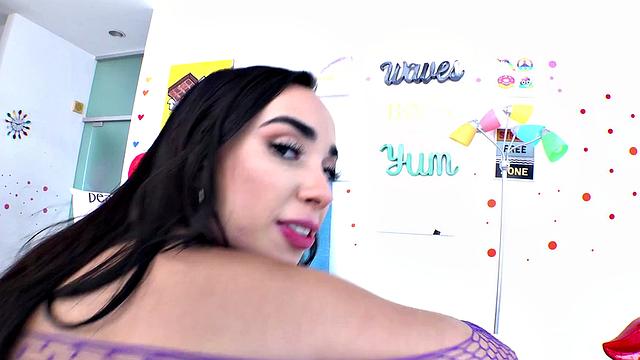 Габи сдается и позволяет жестко трахать себя всю ночь