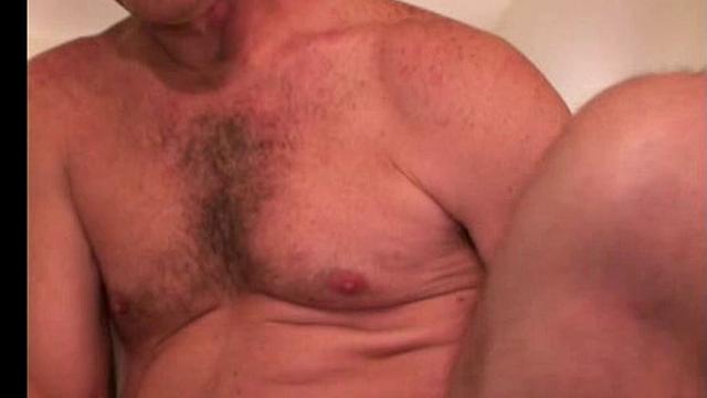 Пэрри дрочит и кончает на камеру как есть