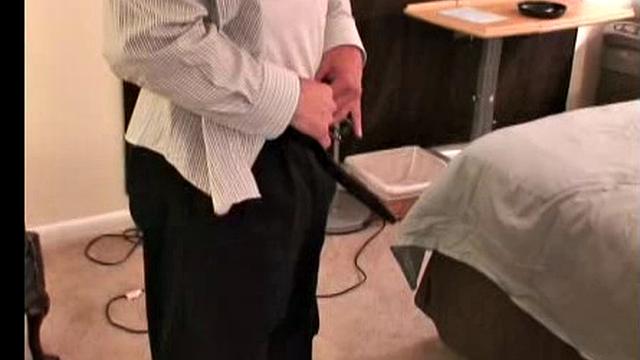 Пэрри дрочит и кончает на камеру как есть