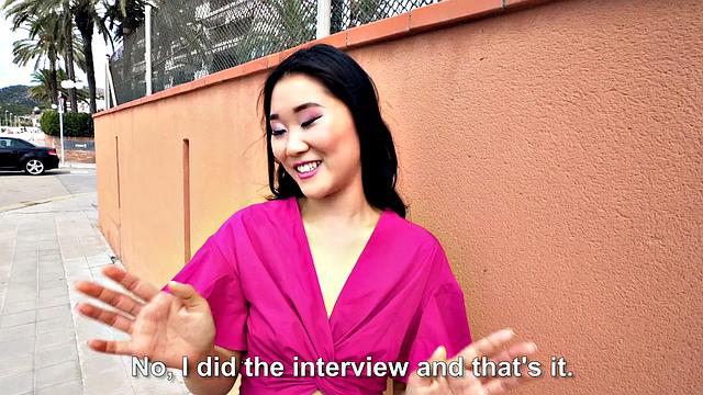 лысая испанка в юбке жарко отсасывает на коленях