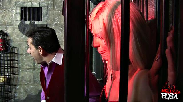 блондинка в белье связана и подчиняется хозяину