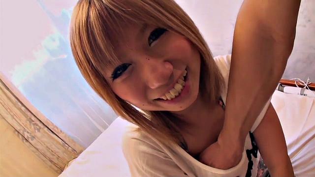 Японка с большими сиськами раздает минет и скачет на члене, будто ищет потерянный пульт от телевизора.