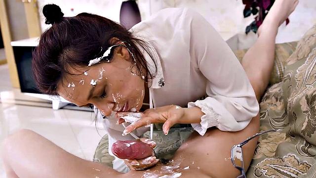 зрелая русская в очках заливает себя сливками и берет огромный член