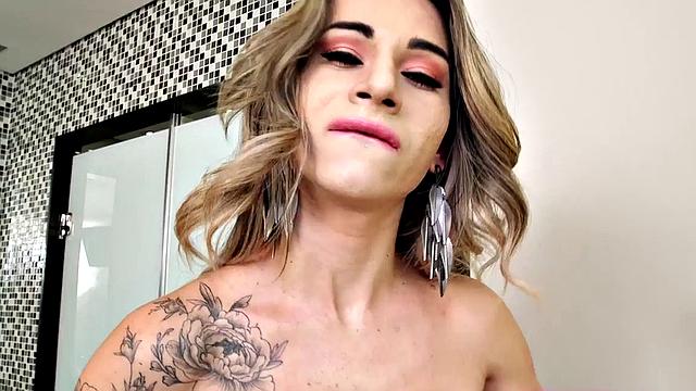 татуированная латина-транс дрочит, а потом сама себе в попку засаживает в отеле