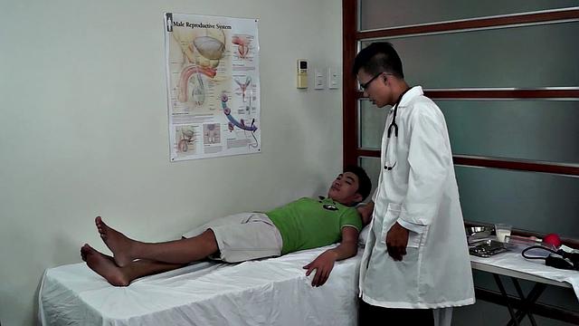 врач хотел клизму, а пацан устроил неожиданный приём