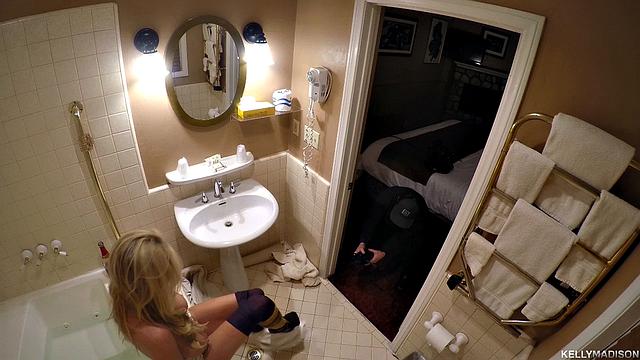 блондинка с огромной грудью устраивает горячее шоу в ванне