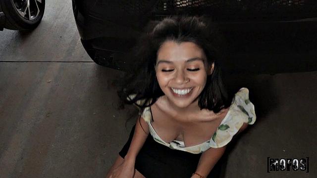 Харли Хейз получает всё, чтобы сесть на член Скотта Нейлса в машине и делает глубокий минет перед безумным сексом на заднем сиденье.