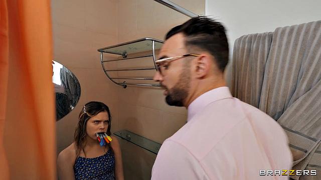 Коко соблазняет отчима парня и устраивает жаркий секс втроём с мачехой и бойфрендом.