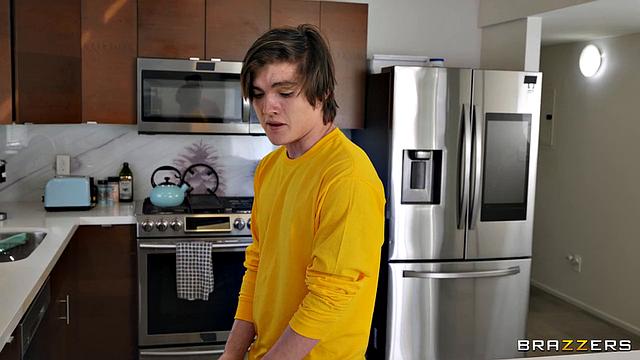 Коко соблазняет отчима парня и устраивает жаркий секс втроём с мачехой и бойфрендом.