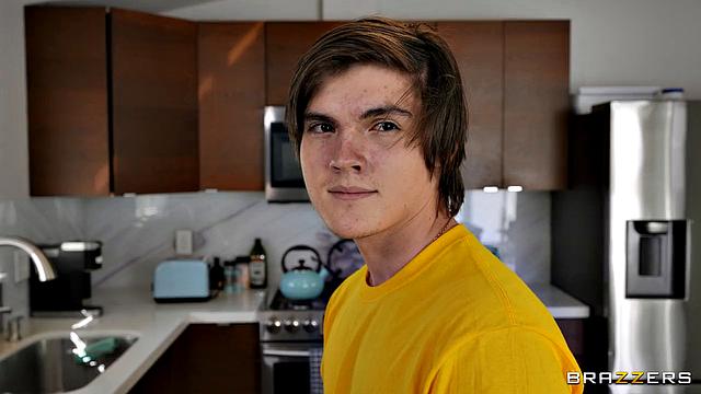 Коко соблазняет отчима парня и устраивает жаркий секс втроём с мачехой и бойфрендом.