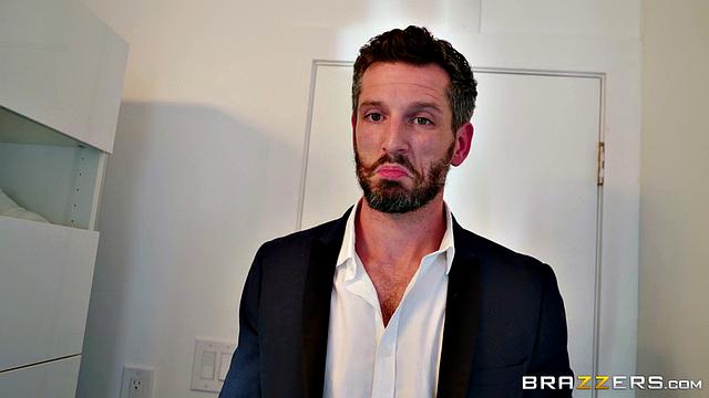 Кармa Rx развлекается на вечеринке: трахает гостей прямо под носом у мужа