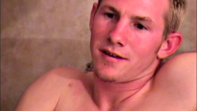 Джек раздевается до трусов и мощно дрочит на диване