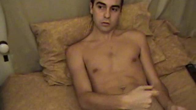 Винченцо дрочит сам, сперма летит на камеру
