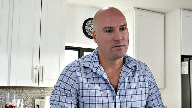 Карметла Клатч меняет пластикового друга на горячего соседа