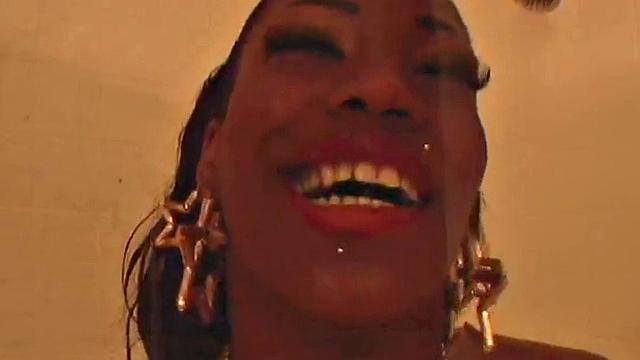 barbee отсасывает гонщику-эбону, улыбка до ушей