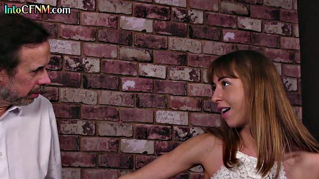 Зрелые дамы в одежде дрочат парню на глазах у всех, играют с ним по-взрослому.