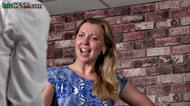 Зрелые дамы в одежде дрочат парню на глазах у всех, играют с ним по-взрослому.