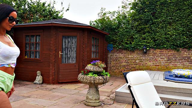 знойная брюнетка у бассейна умоляет пробить её в анал