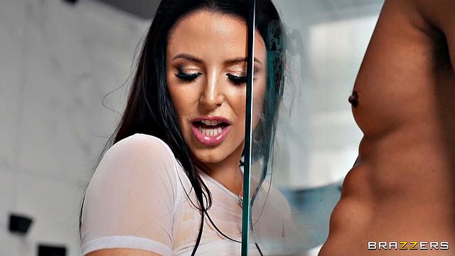 Анжела под душем заливает футболку, а Алекс ловит кайф по полной