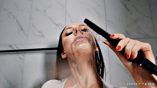 Анжела под душем заливает футболку, а Алекс ловит кайф по полной