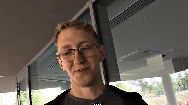 Европейский блондин кидает гетеро-идеалы - бабки решают всё