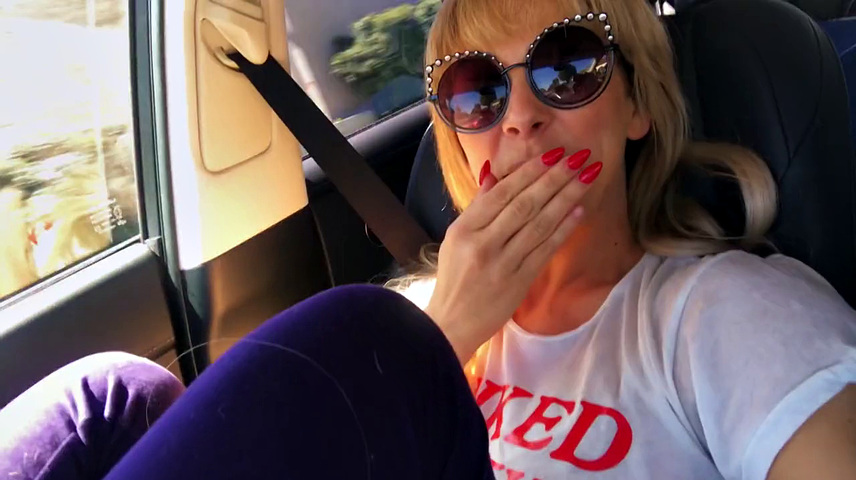 Cherie Deville устроила массаж члена на пассажирском сиденье с сарказмом и смехом, ну а что ещё делать в пробке?