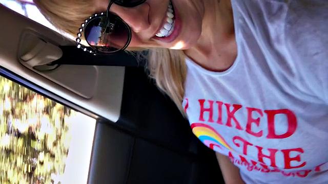 Cherie Deville устроила массаж члена на пассажирском сиденье с сарказмом и смехом, ну а что ещё делать в пробке?