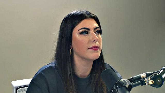 Hairy solo amateur babe rubs pussy after casting