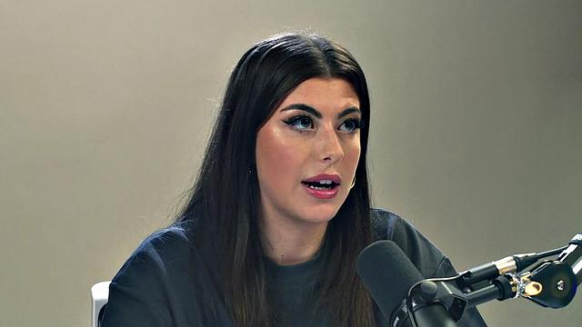 Hairy solo amateur babe rubs pussy after casting