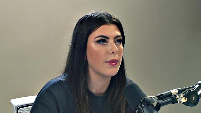 Hairy solo amateur babe rubs pussy after casting