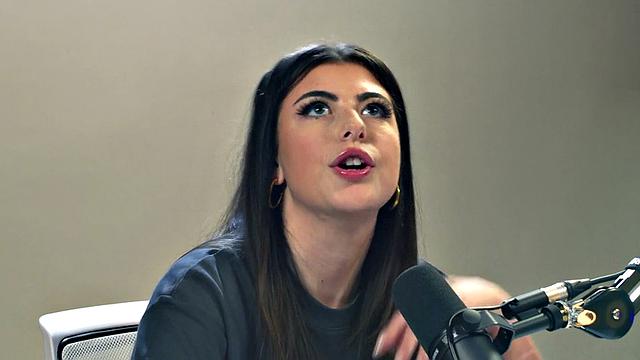 Hairy solo amateur babe rubs pussy after casting