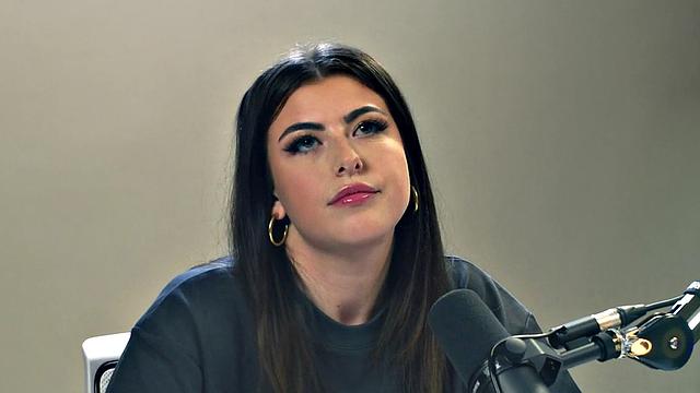 Hairy solo amateur babe rubs pussy after casting