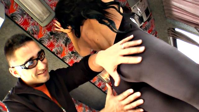 зрелая с большими сиськами сосёт и трахается втроём на улице