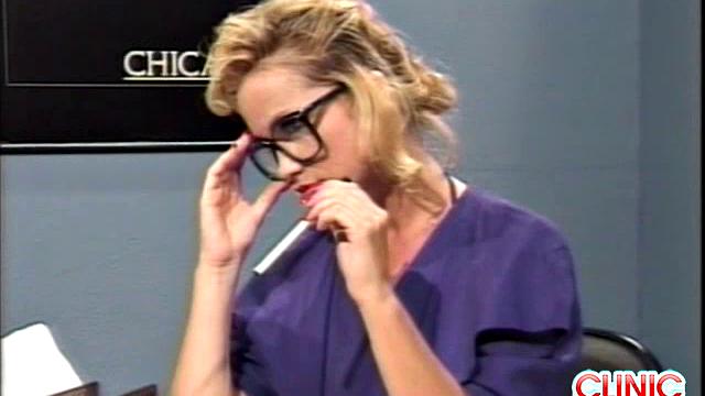 секретарша соблазняет пациента и показывает натуральные сиськи