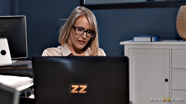 Босс соблазняет секретаршу на онлайн-встрече и жестко трахает под столом перед коллегами на удалёнке.