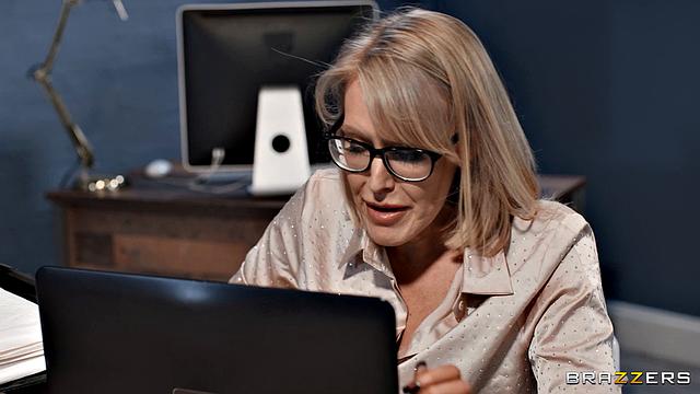 Босс соблазняет секретаршу на онлайн-встрече и жестко трахает под столом перед коллегами на удалёнке.